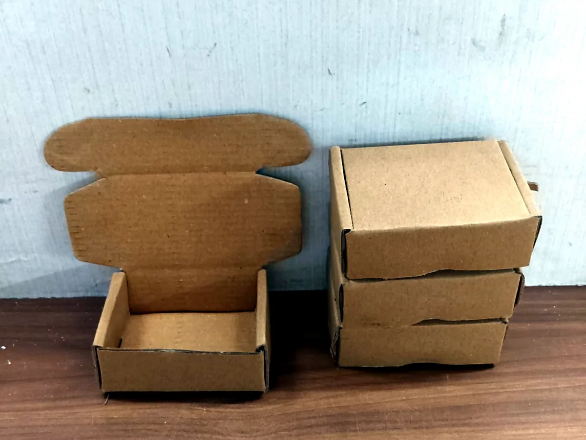 Actual small assembled ecommerce boxes